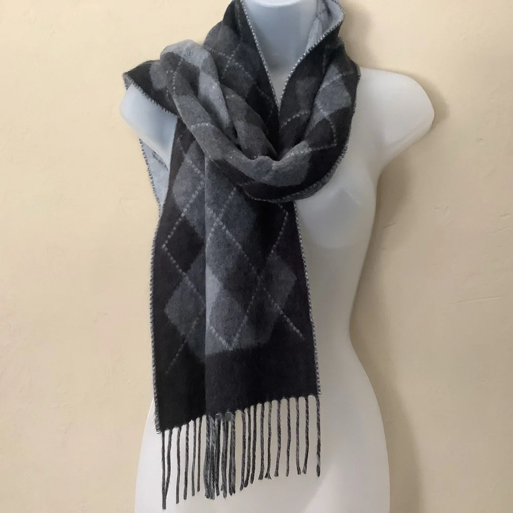 Beautiful Scarf - Picture 2 of 5